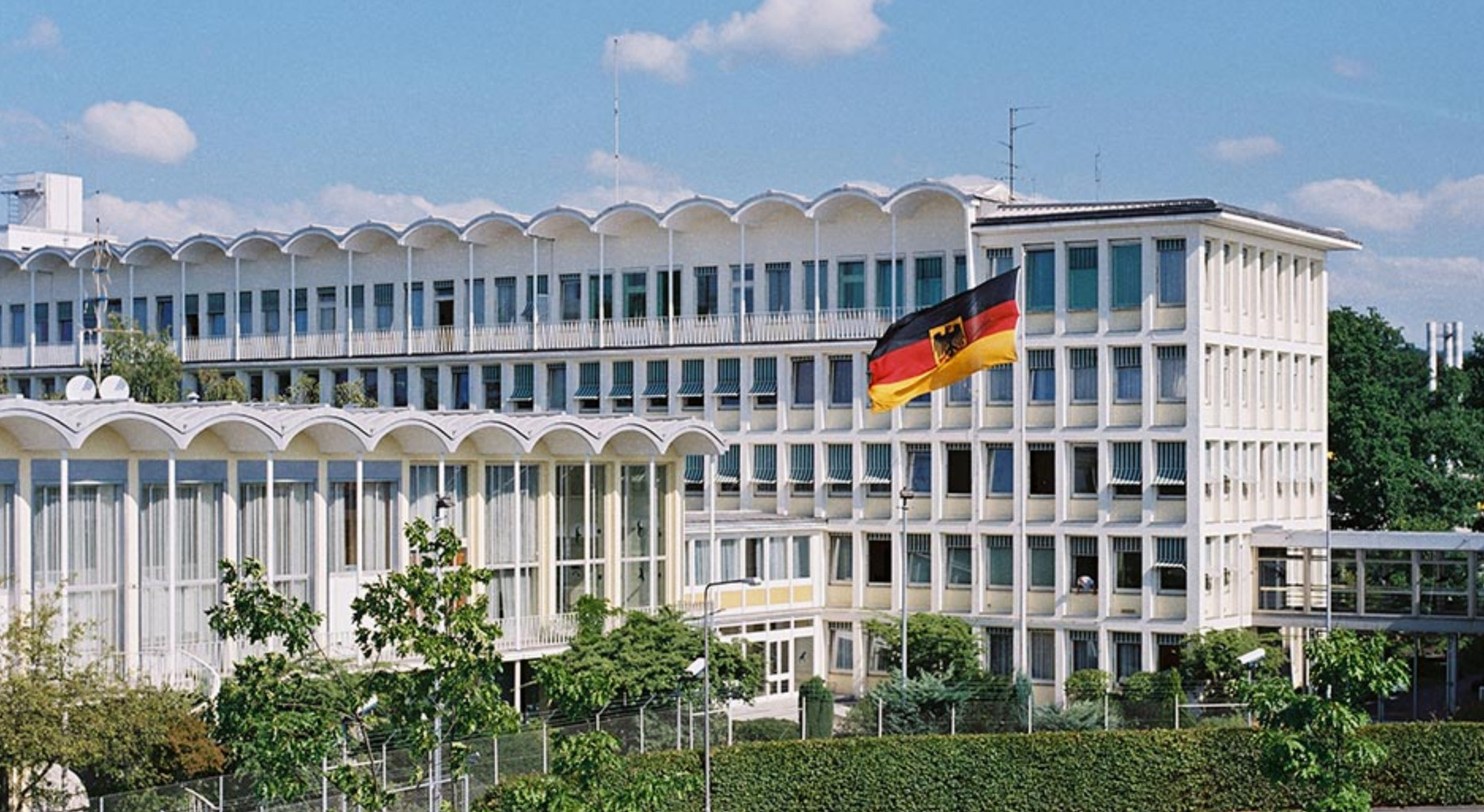 <strong>BKA Chef Holger Münch will wieder Vorratsdatenspeicherung</strong> Artikel über die umstrittene <strong>Vorratsdatenspeicherung</strong> und die Aussagen von <b>Holger Münch</b>, dem <em>BKA-Chef</em>, der sehnsüchtig auf deren Wiedereinführung wartet - und die damit verbundenen Eingriffe in die <it>Bürgerrechte</it> und den <it>Datenschutz</it> in Frage stellt.