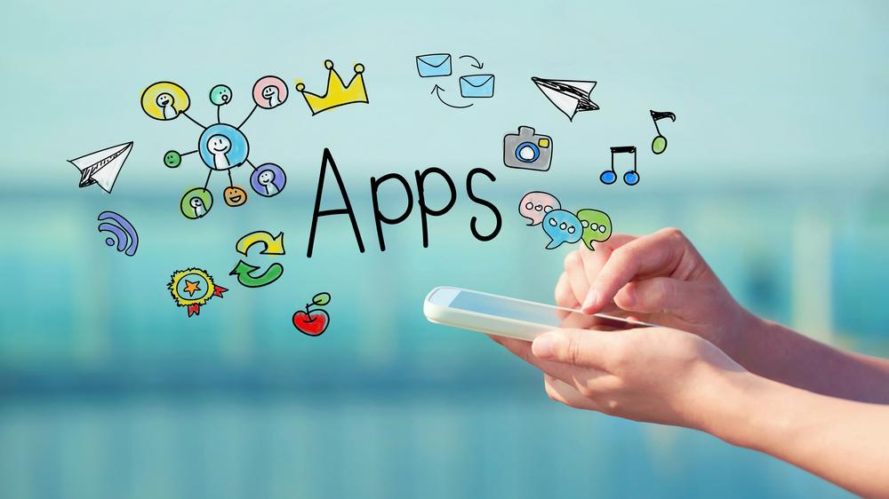 Zwei Hände sind mit einem Smartphone beschäftigt, das von Zeichnungen von Apps umgeben ist.