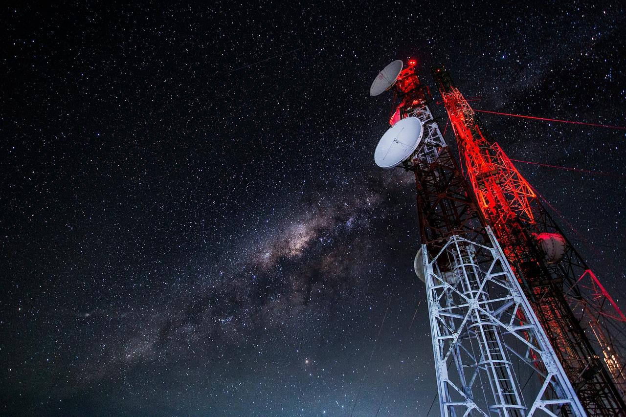 Telekommunikationsantenne unter Sternenhimmel
