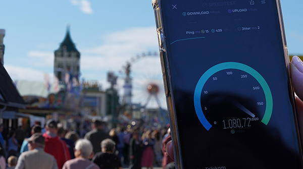 Die Deutsche Telekom modernisiert 2025 die Netze auf dem Oktoberfest: Glasfaser in Bierzelten, 5G-Ultra-Kapazittsnetz, mehr Energieeffizienz und Rekord-Datenvolumen.