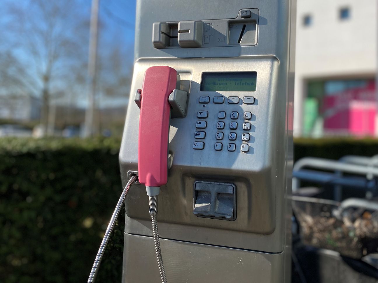 Soforthilfe Ukraine: Telekom Telefonzellen mit kostenlosen Telefonate in die Ukraine