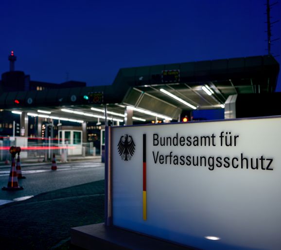 Faschismus in den Sicherheitsbeh�rden: Lagebericht des Verfassungsschutzes listet �ber 300 F�lle auf