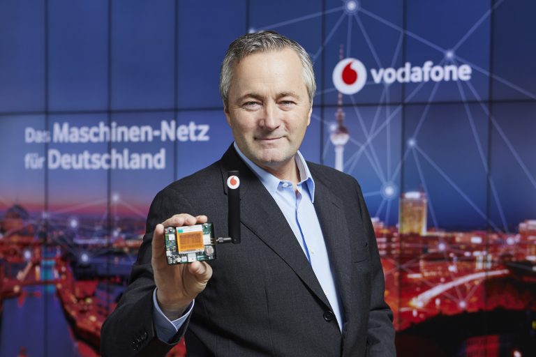 Vodafone CEO Hannes Ametsreiter mit einem Multi-Sensor fr das Maschinen-Netz