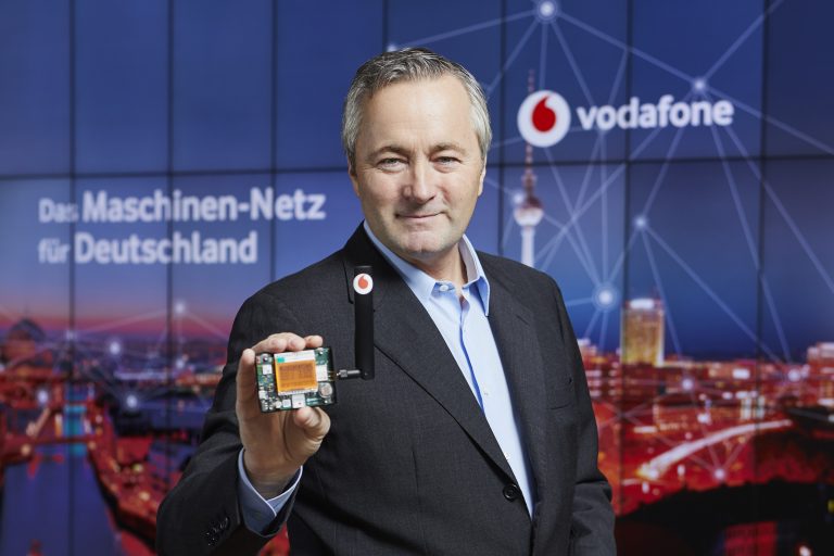 Vodafone CEO Hannes Ametsreiter mit einem Multi-Sensor f�r das Maschinen-Netz